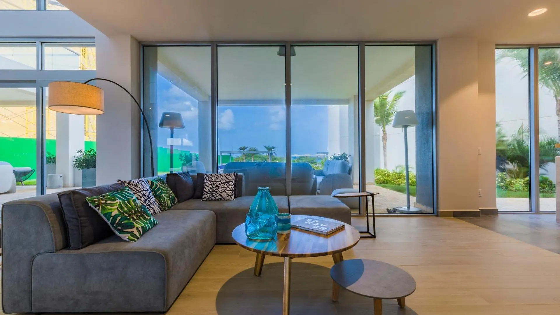 2Bsgf-Azure114 - Luxurious Beach Vibes Retreat W- Private Hot Tub Palm Beach 0*,  Aruba